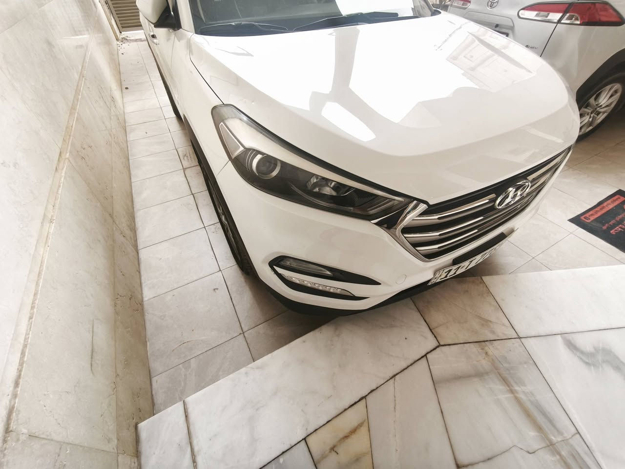 السلام عليكم
للبيع فقط 
توسان خليجي موديل 18 
السيارة ماشية 47 الف كيلو حقيقي السيارة استخدام جدا بسيط 
السيارة بيهة جاملغ صبغ اثر حادث سطحي وبسيط جدا 
وبارد بالباب اثر الحادث ورصعتين بالبنيد غير هذني السيارة مكفول من الدعامية للدعامية واني حاضر للسونار باي مكان 
تايرات جدد 
صدر جديد 
منظومة عليهة ادامة كاملة 
حساسات وكاميرا 
تحويل ثاني يوم 
عارضهة ب 180 وبيهة مجال بسيط 
عنوان السيارة بغداد البنوك 
*********** 
متواجد واتس
