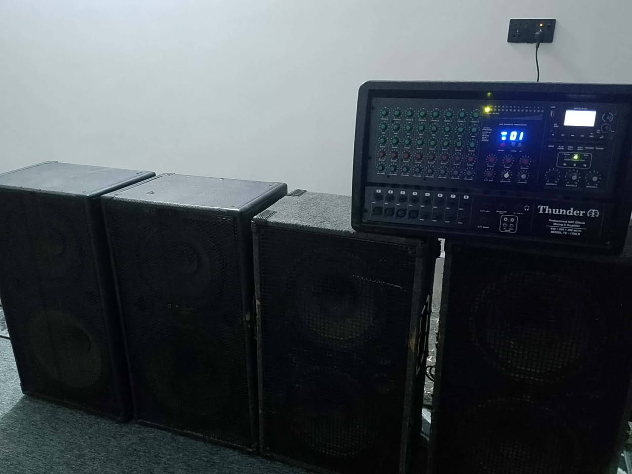 جهاز تندر نضيف 1700 للبيع مع سماعات لبه هندي زوجين 3خط للاستفسار الاتصال على الرقم  التالي ***********
