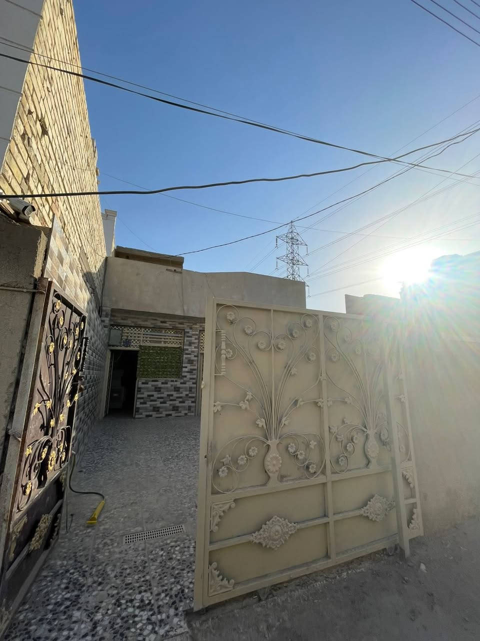 السلام عليكم ورحمة الله بيت للبيع مساحة 126متر نهاية شارع 100 بناء حديث وجاهز وبسعر مناسب للاستفسار ‭0775 380 5816‬
