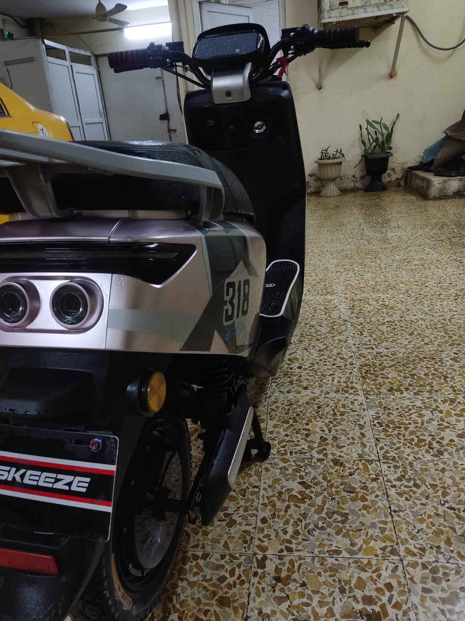 للبيع فقط مطور شحن 318 موديل 2025 حديث  نضافه فول بطاريات شرط الفحص 6 دبل ملف 2000 أشاير لايت هورن كلو شغال مابيه اي عطل بك رجوع R  مطور نضافه فول 4نمر سرعه 99 حقيقي 70الى 80 السعر 600 وأبيه مجال مكاني موصل حي عدن رقم الهاتف ***********
