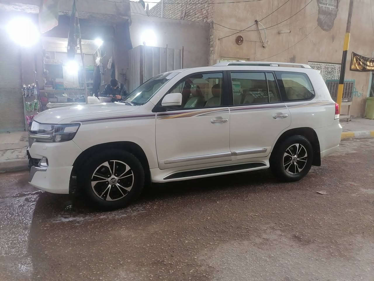 لاندكروز موديل 15 محدث 20 رقم بغداد انكليزي باسمي مكانها بالنجف ***********

