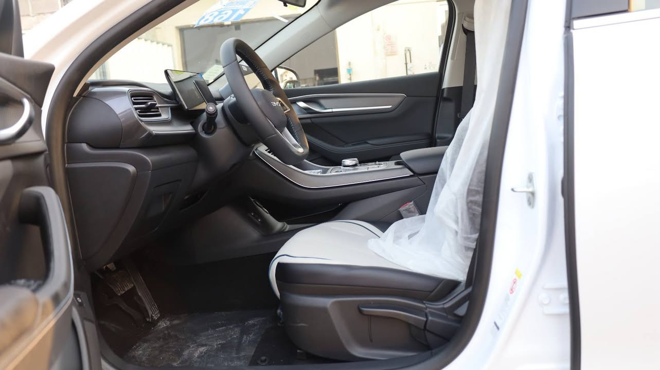 بي واي دي ديستروير موديل 2025   الاستفسار ع الواتس فقط  0782565642
🚗 BYD Destroyer 05 DM-i – فئة Luxury (مدى 55 كم)
📏 الأبعاد
الطول الإجمالي: 4780 مم
العرض الإجمالي: 1837 مم
الارتفاع الإجمالي: 1495 مم
قاعدة العجلات: 2718 مم
الوزن الفارغ: 1515 كجم
الوزن الإجمالي: 1890 كجم
سعة خزان الوقود: 48 لتر
سعة صندوق الأمتعة: 450 لتر
مقاس الإطارات: 225/60 R16
⚙️ المحرك والمواصفات التقنية
النوع: سيارة هجينة قابلة للشحن (PHEV)
سعة المحرك: 1.5 لتر
أقصى قوة للمحرك: 81 كيلوواط (110 حصان)
أقصى عزم للمحرك: 135 نيوتن.متر
أقصى قوة للموتور الكهربائي: 132 كيلوواط (180 حصان)
أقصى عزم للموتور: 316 نيوتن.متر
مدى القيادة الكهربائي (CLTC): 46 كم
سعة البطارية: 7.68 كيلوواط/ساعة
وقت الشحن البطيء: 2.5 ساعة
التسارع 0–100 كم/س: 7.9 ثانية
استهلاك الوقود (WLTC): 2.17 لتر/100 كم
نوع البطارية: ليثيوم فوسفات الحديد (Blade Battery)
سعة البطارية (مذكورة أيضًا): 8.3 كيلوواط/ساعة
ناقل الحركة: E-CVT (أوتوماتيك متغير باستمرار)
التعليق الأمامي: مستقل (MacPherson)
التعليق الخلفي: شبه مستقل (Torsion Beam)
🛞 أنظمة القيادة
نظام التوجيه: كهربائي (EPS)
الجنوط: ألمنيوم
الفرامل: أقراص مهواة وأقراص صلبة
فرامل التوقف: إلكترونية
نوع السيارة: سيدان 4 أبواب / 5 ركاب
🛡️ السلامة والأمان
ABS مانع انغلاق الفرامل
EBD توزيع إلكتروني للفرامل
BAS مساعد الفرامل
TCS نظام التحكم في الجر
ESP نظام الثبات الإلكتروني
مراقبة ضغط الإطارات
وسائد هوائية أمامية وجانبية
ستائر هوائية جانبية
تنبيه عدم ربط حزام الأمان
نظام ISOFIX لمقاعد الأطفال
حساسات خلفية
كاميرا خلفية
مثبت سرعة
Auto Hold
مساعد صعود المرتفعات (HAC)
أوضاع قيادة متعددة
نظام استرجاع الطاقة (Regenerative Braking)
تنبيه صوتي للسرعات المنخفضة
🛋️ الراحة والتجهيزات
عجلة قيادة متعددة الوظائف مكسوة بالجلد
تعديل المقود (ارتفاع وعمق)
ناقل حركة إلكتروني (زر/مقبض)
شاشة معلومات الرحلة ملونة
شاشة عدادات LCD


**إذا كنت صاحب هذا الإعلان وتريد حذفه لأي سبب، رجاءا أرسل رسالة إلى الدعم الفني**