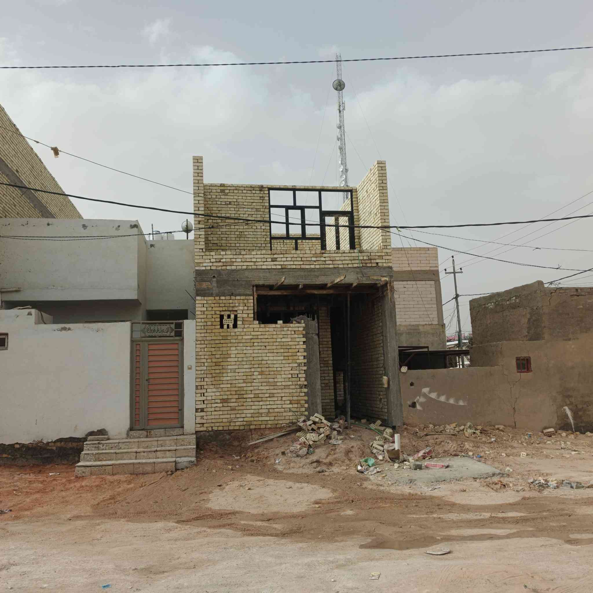 دار للبيع ١٠٠متر طابقين درجه اولى رقم العقار ٥٨٠٦١ اولى بيت من شارع ٦٠ مفتوح مباشر على شارع العرضي الأول قرب جامع الكوثر صب كونكرت خريطة مفتوحه باب دفتري كل تفاصيل البناء مصوره ٣ غرف نوم ٣ حمامات مطبخ صاله عدد ٢ استقبال سعر ١٢٠ مع مجال قليل سيد حيدر: تستلم مفتاح 🔑 كامل من كلشي للتواصل والاستفسار ‏‪***********‬‏
