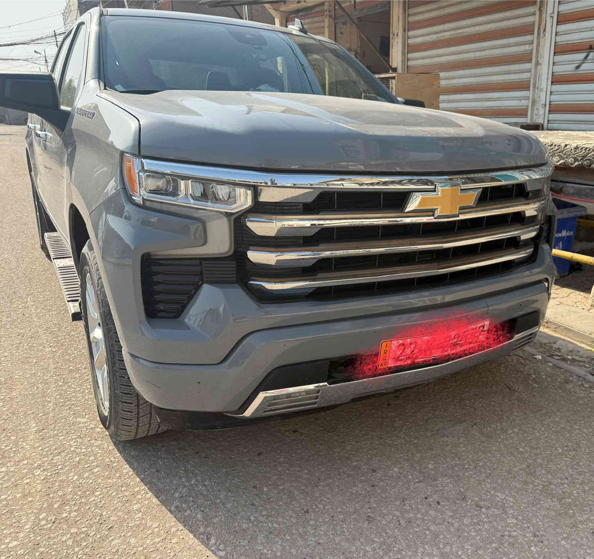 السلام عليكم اخوان مكلف بالنشر 
سلفرادو موديل 2024 لون مميز اسمنتي حادث جدا بسيط قطعة وحدة فقط صبغ 
بدي قصير باب كبير 
محرك اربعة سلندر 
رقم اربيل تريد وكالة تريد تحويل مباشر 
ماشية 24 الف ميل فقط 
صبغ جاملغ فقط والجاملغ الاصلي مصلح بارد موجود 
داخل جلد زعفران والارضية جلد مع كاربد نفس اللون  
السيارة على وضع الشركة 
كامرة 
رادار 
تبريد خلفي 
داته شو 
لابت زنون 
مكان السيارة النجف 
السعر 285 وبيه مجال 
 
***********
