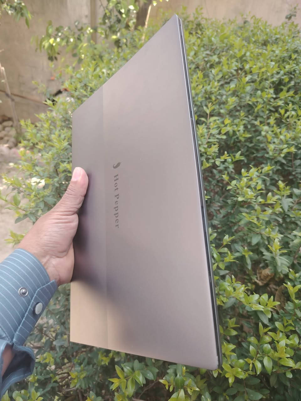 السلام عليكم حسابه لاب توب للبيع نضيفة جدآ السعر 200 الف وبيه مجال.. 
المواصفات الأساسية:
​المعالج (CPU): Intel N100 (جيل حديث يتميز بكفاءة طاقة عالية وأداء جيد للمهام اليومية).
​ذاكرة الوصول العشوائي (RAM): 16 جيجابايت (DDR4).
​سعة التخزين (SSD): 512 جيجابايت من نوع SSD لسرعة التشغيل.
​الشاشة: 14 بوصة، بدقة 1920×1200 (WUXGA) وبأبعاد 16:10، وهناك نسخ تذكر أنها تدعم دقة عالية جداً.
​نظام التشغيل: Windows 11 Home (كما هو موضح في ملصق الجهاز).
​تفاصيل إضافية:
​الهيكل: تصميم معدني خفيف الوزن (Ultrabook).
​الطاقة (Input): يعمل بشاحن 20 فولت بقوة 2250 مللي أمبير (حوالي 45 واط).
​الاتصال: يدعم Dual WiFi (ترددين للواي فاي) وبلوتوث.
​الصوت: مزود بسماعات ستيريو مزدوجة.
​المنافذ: يحتوي عادةً على منافذ USB-C، USB 3.0، ومنفذ سماعات.
​هذا الجهاز مخصص بشكل أساسي للأعمال المكتبية، الدراسة، وتصفح الإنترنت، ويتميز بكونه نحيفاً وسهل التنقل.


**إذا كنت صاحب هذا الإعلان وتريد حذفه لأي سبب، رجاءا أرسل رسالة إلى الدعم الفني**