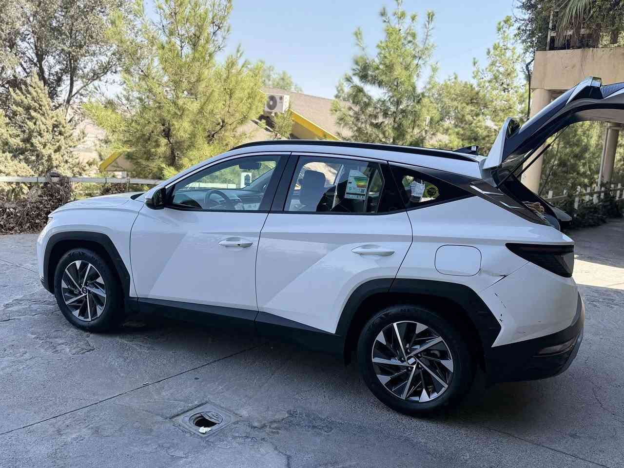 سلام عليكم توكسن البيع موديل 2024 سياره مكفوله بيها طخه بجاملع الخلفي موضحه بصوره سياره بسمي  رقم سياره نكليزي جديد  ماشيه 40 الف  ضمان شركه رقم تلفون سعر.  220$ ***********.  ***********
