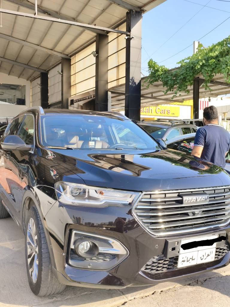 تێبینی: مۆدێل 2020
76 هەزار ڕۆشتووە
: بێ بۆیاخ و بێ دەعم 
گێڕ و مەكینەی بەشەرت
نرخ 140 گەڵا
ژمارە خاوەنی ***********.   ***********

ئۆتۆمبێلی Haval H6 2.0T مۆدێلی 2020 جۆری "فول مواسەفات" (Supreme / Top Trim) بە یەکێک لە پڕمواسەفاتترین ئۆتۆمبێلەکانی کاتی خۆی و ئێستاش دادەنرێت، کە کۆمەڵێک تەکنەلۆژیا و سیستەمی سەلامەتی پێشکەوتوو لەخۆدەگرێت.

لێرەدا گرنگترین مواسەفاتەکانی ئەم ئۆتۆمبێلە بە خاڵ ڕوون دەکەینەوە:

1. بزوێنەر و هێز (Engine & Performance)

بزوێنەر: 2.0 لیتری چوار سلندەر توربۆ (GDIT).

هێز: 197 ئەسپ.

عەزم (Torque): 315 نیوتن-مەتر.

گێڕ: 7 خێرایی ئۆتۆماتیک دۆبڵ کلوچی تەڕ (Wet DCT) لەگەڵ شیفتەری سەر سوکان (Paddle Shifters).

دۆخی لێخوڕین: سێ دۆخی جیاواز (Eco بۆ دەستپێوەگرتن، Normal بۆ ئاسایی، Sport بۆ وەرزشی و هێزی خێرا).

2. سیستەمی سەیارە لە دەرەوە (Exterior Features)

ڕووناكی: لایتەکانی پێشەوە و دواوە بە تەواوی LED (لەگەڵ سیستەمی داگیرسانی ئۆتۆماتیکی لایتەکان لە تاریکیدا).

پانۆراما: سەقفی پانۆرامای گەورە کە دەکرێتەوە.

ویل (رینگ): ویلی ئەلەمنیۆم بە قەبارەی 19 ئینج بە دیزاینی وەرزشی.

ئاوێنەکان: ئاوێنەی لایەنی کارەبایی (بۆردی گەرمی تێدایە بۆ وشککردنەوەی تەم و باران) لەگەڵ سیستەمی داخرانی ئۆتۆماتیکی.

سندوق: دەرگای سندوقی دواوە بە کارەبایی دەکرێتەوە و دادەخرێت (Power Tailgate).

3. ناوەوە و ئاسوودەیی (Interior & Comfort)

کوپەکان (کوشن): کوشنی چەرمی کوالیتی بەرز، کوشنی شۆفێر و سەرنشینی پێشەوە کارەبایین (کوشنی شۆفێر 8 ئاڕاستە دەستکاری دەکرێت لەگەڵ سیستەمی زاکیرە/Memory).

گەرمی و ساردکردنەوەی کوشن: سیستەمی گەرمکەرەوە (Heating) بۆ کوشنەکانی پێشەوە.

شاشەی ناوەڕاست: شاشەی گەورەی لمس (Touch) بە قەبارەی 9 ئینج بۆ کۆنترۆڵکردنی سیستەمی کاتبەسەربردن و نیشاندانی کامێراکان.

شاشەی شۆفێر (Dashboard): شاشەی دیجیتاڵی تەواو (LCD) لە جیاتی نیشاندەرە کۆنەکان.

سپلیت (AC): سیستەمی تەبرید و گەرمکەرەوەی ئۆتۆماتیکی دووانە (Dual-zone) بۆ جیاکردنەوەی پلەی گەرمی شۆفێر و سەرنشین، لەگەڵ بوونی دەرچەی تەبرید بۆ سەرنشینانی دواوە.

4. سیستەمی سەلامەتی و تەکنەلۆژیا (Safety & Tech)

کامێراکان: سیستەمی کامێرای 360 پلە (دیمەنی تەواوی دەوروبەری سەیارەکە لە کاتی پارککردندا نیشان دەدات).

حەساسات: حەساسی پێشەوە و دواوە بۆ ئاگادارکردنەوە لە بەربەستەکان.

ئێرباگ (تۆڕی پاراستن): 6 ئێرباگی تەواو (پێشەوە، لایەکان، و پەردەیی) بۆ پاراستنی هەموو سەرنشینەکان.

سیستەمی ڕاداری خاڵی کوێر: ئاگادارکردنەوەی شۆفێر لەو سەیارانەی لە لایەکانەوە دێن و نایانبینێت (Blind Spot Detection).

ئاگادارکردنەوە لە لادان لە ڕێڕەو: (Lane Departure Warning) سیستەمی هۆشیارکردنەوە ئەگەر سەیارەکە بێ ئیشارەت لایدا.

برێکی دەستی کارەبایی: (Electronic Parking Brake) لەگەڵ سیستەمی Auto Hold بۆ ڕاگرتنی سەیارەکە لە ترافیکەکاندا بێ ئەوەی پێ بنێیت بە برێکدا.

سیستەمی دابەزین لە هەوراز: (Hill Descent Control) کۆنترۆڵکردنی خێرایی سەیارەکە دەکات لە داگرتنی هەورازە تیژەکاندا بێ بەکارهێنانی برێک.

سیستەمی چاودێری پەستانی تایەکان: (TPMS) نیشاندانی ڕێژەی هەوای تایەکان لەسەر شاشەی شۆفێر.

کارپێکردن: دوگمەی ستارت/ستۆپ (Push Button Start) و چوونە ژوورەوەی بێ کلیل (Keyless Entry).
تێبینی: بێ بۆیاخ و بێ دەعم. السليمانية, العراق

