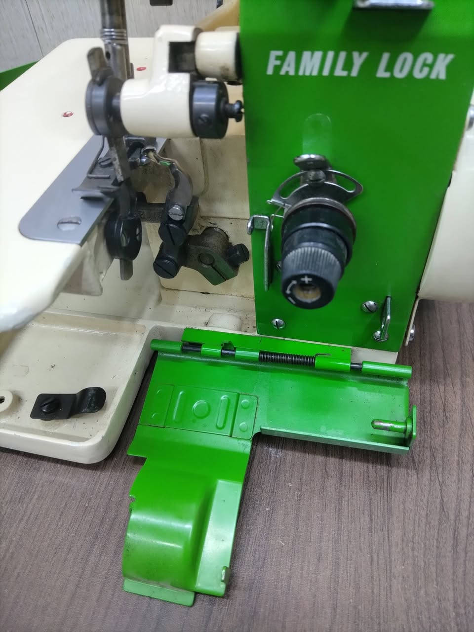 السلام عليكم ماكنه اوفر ياباني مكينه اخت جديده وكلش ناعمه على الفحص والخياط مكانها  للاستفسار الاتصال او المراسله *********** سعرها ١٥٠
