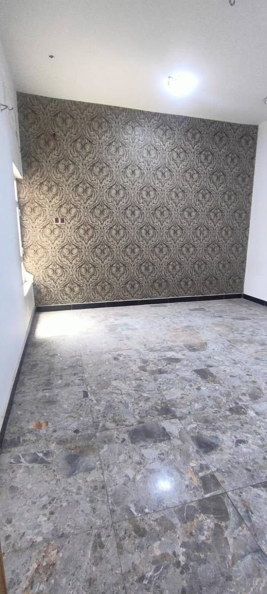 بيت اليجار في الطويسه مساحة 125 متر طابقين يحتوي على 3 غرف نوم وصاله وستقبال ومطبخ وصحيات وكراج بناء حديث سعر اليجار مليونين وبيه مجال قريب على الشارع العام يصلح شركة أو مكتب مكان راقي ممتاز الستفسار//***********//***********// كما نستقبل جميع عروضكم وطلباتكم التجارية والعقارية المكتب مجاز قانونيا المكتب ماقبيل مطعم الحسون عقارات أبو انور فرع الطويسه
