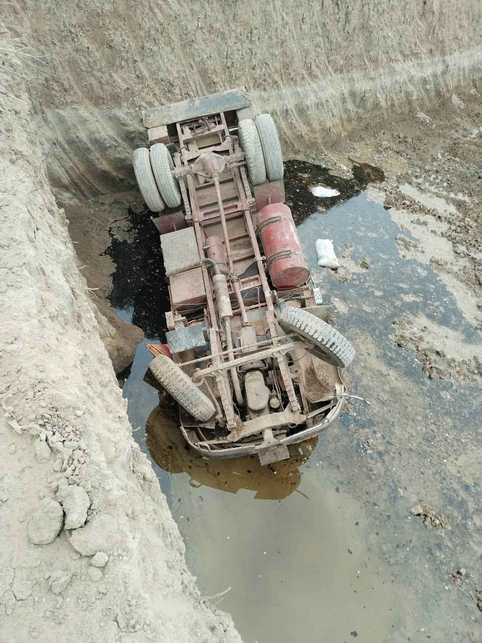 السلام عليكم سيارة البيع حصنيه موديل 63
كير ومكينه مابيه شي
رقم مثنى اصفر صدامي مداور شوكت ماتريد
*********** تصال
