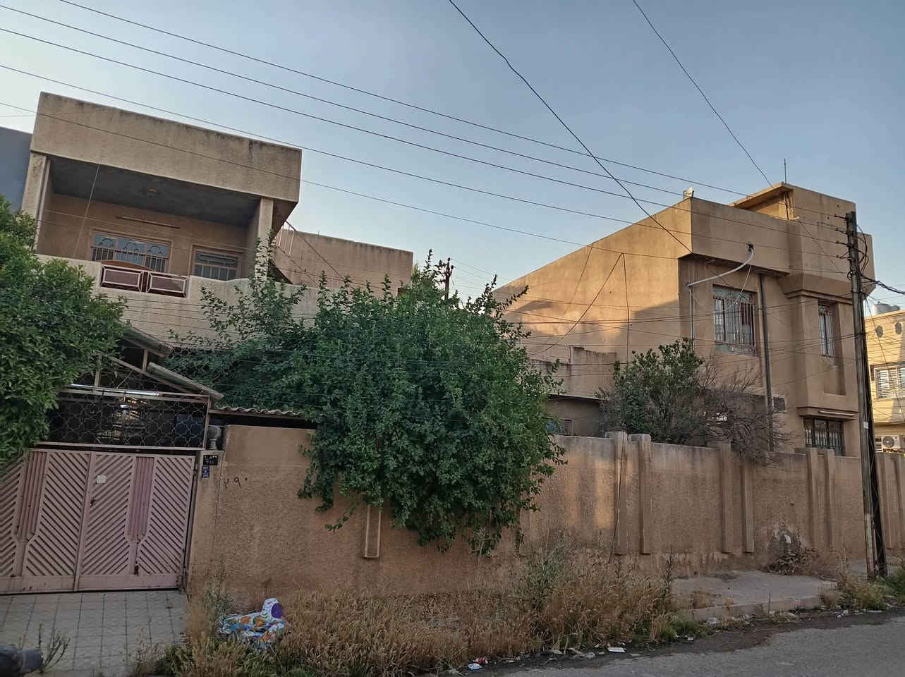 دار ومشتمل تجاري للبيع في حي المثنى قرب أسواق قصر الباشا على ثلاث شوارع مساحه321 متر للاستفسار الاتصال على الرقم ***********
