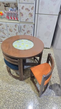 متاح ميز طعام خشب صاج انتيكة وكلش قوي وثكيل ومبي اي ضرر او عيب اخو الج...