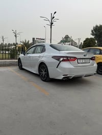 كامري هايبرد 2022 SE ماشيه 34  مواصفات  بصمه  فتحه  نقطه عمياء  راداد ...