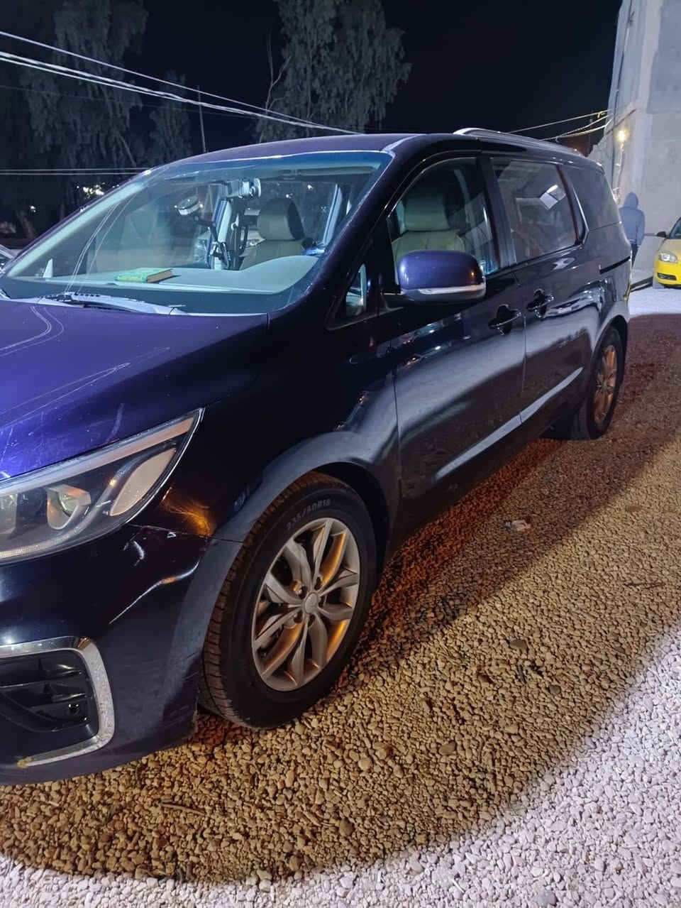 كيا سيدونا موديل 20 فووول مواصفات جديده رقم انبار تحويل مباشر
المواصفات معروفه محاجه اذكرها تفاصيل اكثر اتصل خط ووات ساب *********** 
بيها قطعه وحده نصف الجاملغ الخلفي الايسر 
السعر 195 بيها مجال
