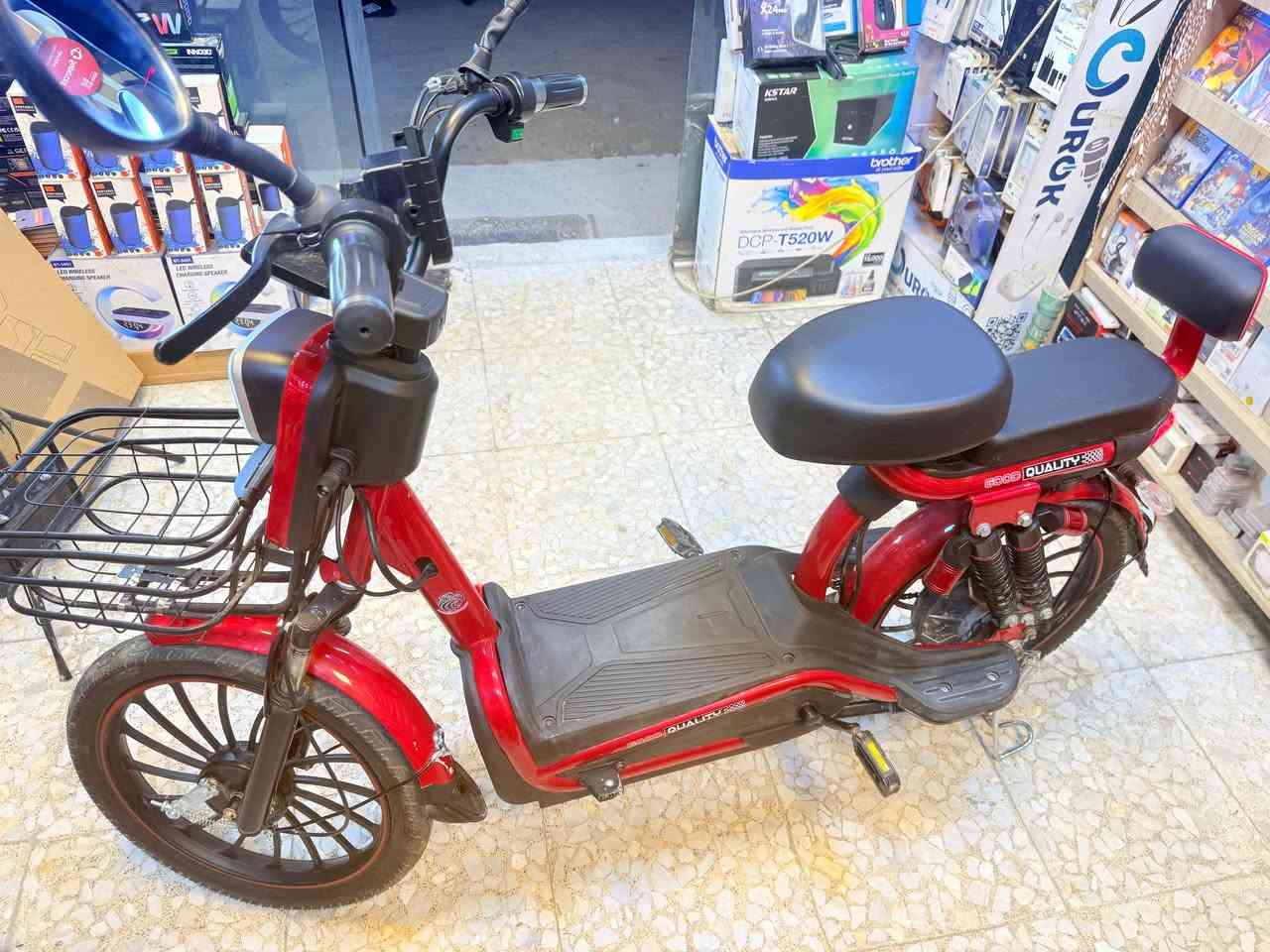 السلام عليكم دراجة موديل 2025 شحن جديدة مستخدمة شهر واحد فقط اربع سرع خمسة بطاريات معدل االسرعه حسب حجم الشخص بالنسبة اليه 70 كيلو معدل 80 كيلو متر الشحنه الواحدة تمشيك 60 كيلو متر نظافة 99% السعر 450 الفف وبيها مجال بسيط  للاستفسار ***********  العنوان بغداد الدورة
