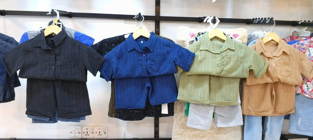 سوت ولادي   قياس من 1 سنه 2 3 4 5 سنه  سعر 5  .  منشاء تركي.      الموسم الصيفي: داخل مجمع. باربي.  
هذا مديل متوفر. بل فرعين.      
عنوان الناصريه سوق شيوخ 
عنوان. فرع 1. سوك مزكوف. قرب سوك ذهب. مقبيل علي نزار.  المكائن خياطه. قرب. عبد علي. 
فرع ثاني.2  شارع. مجمعات فرع مجمع صلوات   ع طول. شارع  مقبيل مجمع. ديما.  داخل عماره قصر القيصر . طابق ثاني. 
***********
*********** 
ام ياره ***********
رقم  واتساب فقط

سعر 5 
رابط كروب وتساب 👇
https://chat.whatsapp.com/E98LF3qv7qZKhWt1qqcCiY?mode=gi_t
