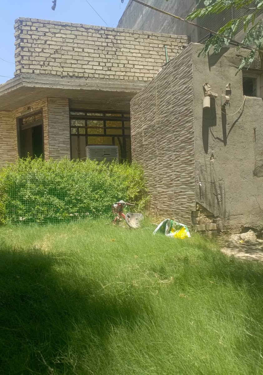 بيت للبيع في بغداد - المشتل (موقع تجاري مميز على الشارع العام) 🏡
للبيع دار بموقع استراتيجي وحيوي جداً في منطقة المشتل، يصلح للسكن أو للاستثمار كونه يقع مباشرة على الشارع العام وفي منطقة حيوية مخدومة بالكامل.

​📋 تفاصيل العقار:

​الموقع: بغداد - المشتل / نهاية سوق المطبك - تقاطع جامع الإمام علي (ع) - يقع مباشرة على الشارع العام.

​المساحة الكلية: 180 متر مربع.

​الأبعاد: الواجهة 4.5 متر | النزال 40 متر.

​ميزة الموقع: مكان تجاري بامتياز ويصلح لعدة مشاريع استثمارية أو تجارية أو سكنية.

​الخدمات القريبة: موقع مخدوم جداً وقريب جداً من (مدارس، جامع، كنيسة) والأسواق العامة.

تتوفر فيه جميع الخدمات من الماء والكهرباء والمجاري 

​💰 السعر المطلوب: 190 مليون دينار عراقي.

​📞 للاستفسار والتواصل مع المالك مباشرة:

يرجى الاتصال على الرقم: ***********

(أو المراسلة عبر الواتساب/الخاص).
