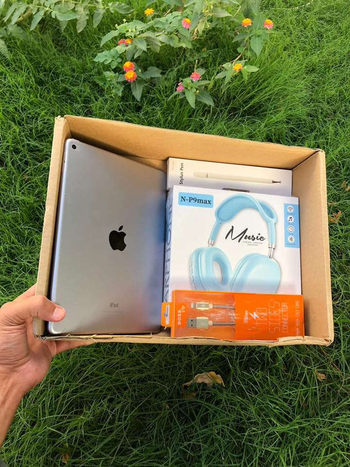 ipad 8
ذاكره 32
بطاريه 90% واعلى . إمريكي . نموذج M
نظافه 100%
ملحقات : كيبل 2 متر إصلي + قلم + سماعات airpods MAX
متوفر كميات كله وتربروف مفحوص حاسبه
فحص + ظمان 3 ايام
مناسب للألعاب والدارسه والعمل
 سعر 165 الف مع توصيل . سعر ثابت فقط شراي يدخل خاص 
للحجز ارسل رقمك وعنوانك


**إذا كنت صاحب هذا الإعلان وتريد حذفه لأي سبب، رجاءا أرسل رسالة إلى الدعم الفني**