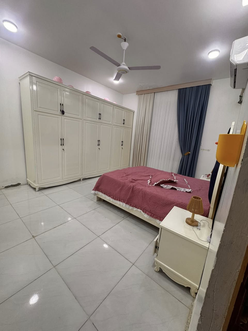 سلام عليكم متاح بيت طابق واحد غرفتين نوم +صاله +كليدور   مصفر مسجل بالبلدية مساحته 280 بيت ستوه مرمم 
الموقع حي المعلمين الثانيه قرب أسواق ابو سجى ***********
