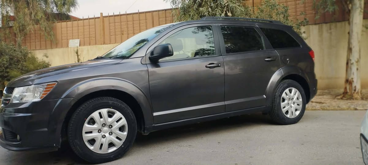 السلام عليكم
دوج جورني 
موديل 2019
رقم نينوى جديد 
سيارة بأسمي و سنوية جديدة 
محرك اربع سلندر 2400
ضررها جاملخ الامامي اليسار و الدعامية الأمامية 
سيارة ماشية 37 ألف ميل 
تبريد قطعة واحدة 
طخم تاير جديد 
بصمة 
كاميرة خلفية اصلية 
تحكمات ستيرن 
داخلها جديد 
دخول ذكي 
للاستفسار الاتصال على
***********
