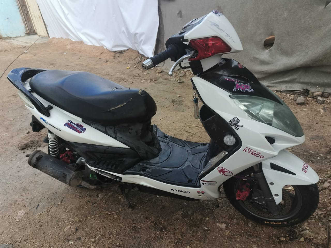 كامكو رايسنك ١٥٠  دراجه جاهزه من تاير لتاير وحلوه نهضة ومشي خير من الله *********** تصل وبيك خير ودلل
