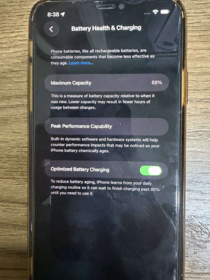 iphone 11 pro max 
الذاكرة: 256

البطارية: 88 (بلادية)

الحالة: قمة بالنظافة ما مفتوح ولا برغي مابي ولا زلغ بدن وشاشة 100%

الملحقات: الكارتونة الاصلية ويا الجهاز

السعر: 470 الف (بي مجال للجادين فقط)

المكان: بغداد البياع

للتواصل واتساب: ***********
