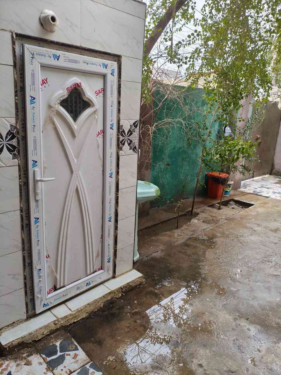 السلام عليكم بيت للبيع المساحه 165
طابق واحد السريدات القديمة المربع الثالث بيت جديد مرتب 
***********
