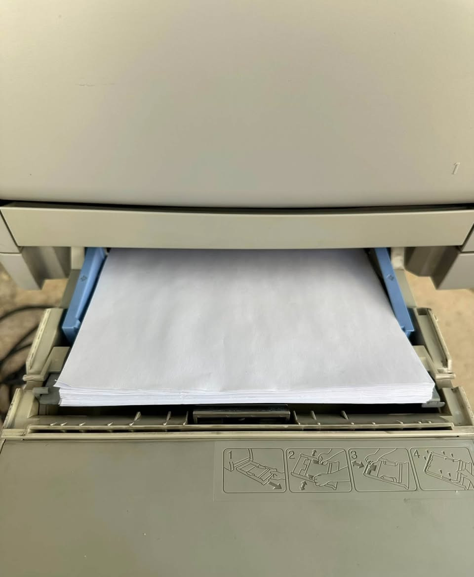 لعشاق الفخامة والقوة والمتانة ✨⚔️
طابعة ليزر ملونة متعددة الوظائف HP Color LaserJet 2840 (بحالة ممتازة)
عشاق الإنتاجية والأعمال الشاقة، متوفر للبيع طابعة وملقم مستندات متكامل من شركة HP الغنية عن التعريف. جهاز "اعتمادي" بكل معنى الكلمة، مثالي للمكاتب، الشركات الناشئة، أو الاستخدام المنزلي المكثف.
📌 المواصفات والميزات الرئيسية:
 نوع الطابعة: ليزر ملون (Color LaserJet) - جودة طباعة ثابتة ولا تجف الأحبار فيها مثل الطابعات العادية.
 الوظائف (4 في 1): * 🖨️ طباعة (ملون وأسود) بجودة عالية ونصوص حادة.
 📑 تصوير (Copy): تصوير سريع ومباشر من الجهاز.
 🔍 سكانر (Scanner): ماسح ضوئي مسطح (Flatbed) بالإضافة إلى ملقم مستندات أوتوماتيكي (ADF) في الأعلى لتصوير عدة أوراق معاً بلمسة زر.
 📠 فاكس (Fax): لوحة مفاتيح متكاملة مخصصة لإرسال واستقبال الفاكسات وتخزين الأرقام.
 التوصيل: تأتي مع كابل الطاقة (الموضح بالصورة) وكابل التوصيل بالكمبيوتر USB. كما تدعم التوصيل الشبكي (Ethernet) للمشاركة في المكتب.
 الحالة: نظيفة جداً، الأزرار والشاشة بحالة ممتازة، ومرفق معها الكابلات الأصلية وجاهزة للمعاينة.
السعر 80 قابل للتفاوض بشيئ بسيط


**إذا كنت صاحب هذا الإعلان وتريد حذفه لأي سبب، رجاءا أرسل رسالة إلى الدعم الفني**