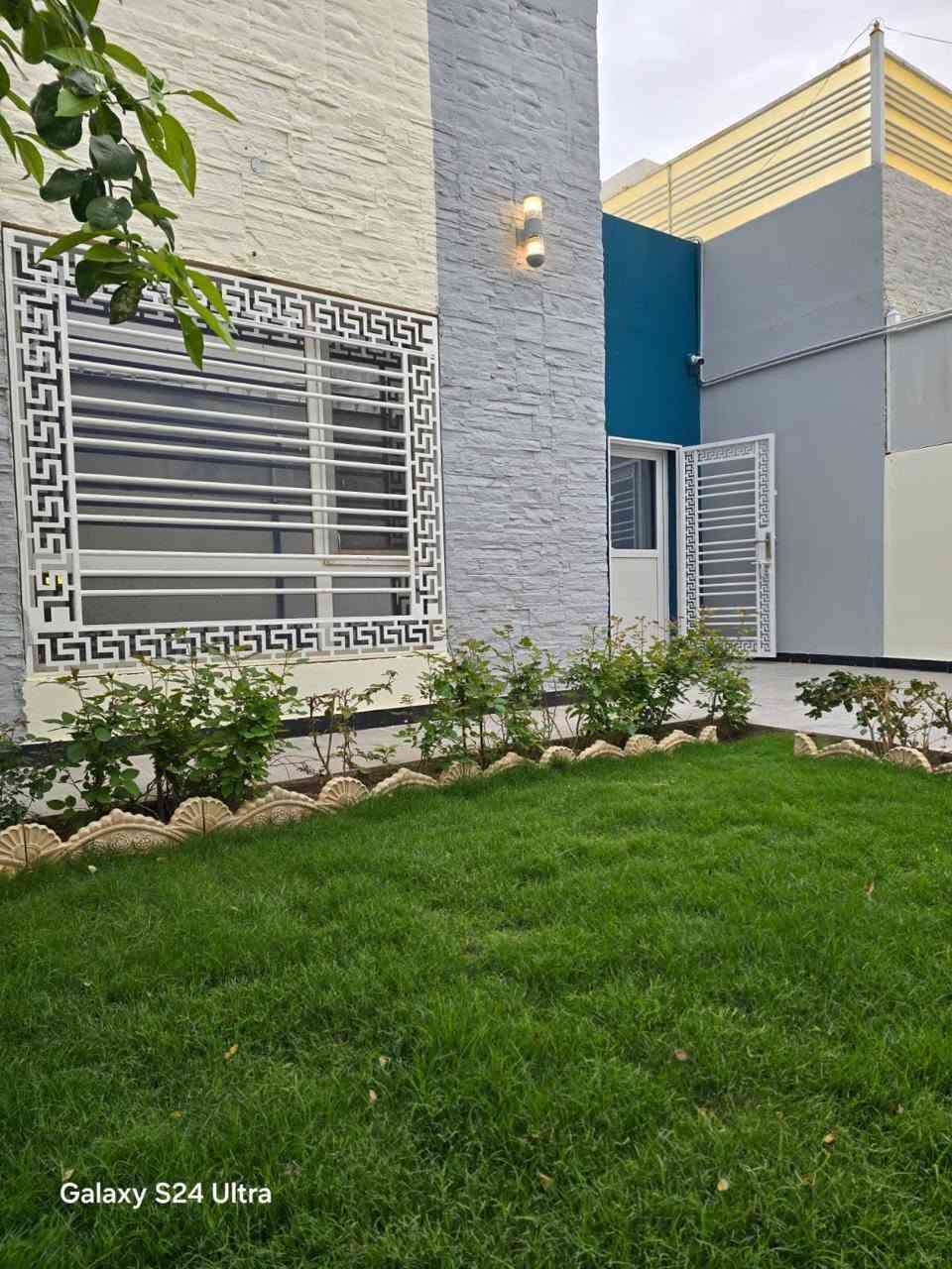 🏡 بيت مميز للبيع (تأثيث كامل - غير مسكون ) جـاهـز لـلـسـكـن الفـوري 🏡

​📍 الموقع:  قرية الغدير٢ - بلوك 9 / دار 3.
🧭 الواجهة: شمالية (بصف الركن)، وقريب جداً من البوابة الرئيسية للمجمع لسهولة الدخول والخروج.
​📐 مواصفات الدار:
​التصميم: طابق ونصف.
​الحالة: مؤثث بالكامل.
​📸 (الصور المرفقة تُظهر كافة التفاصيل والتشطيبات الفاخرة للبيت من الداخل والخارج) 👇
​📞 للاستفسار عن السعر وباقي التفاصيل:
يرجى إرسال رسالة مباشرة عبر تطبيق الواتس آب على الأرقام التالية:
📲 *********** | م. فارس
📲 *********** | م. عمار
​🏢 أو شرفونا بزيارة موقعنا:
مكتب "سيد الأوصياء للعقارات والأعمال الهندسية"
📍 عنوان المكتب: مجمع السلطان - مقابل المدينة الملكية - مباشرة على الشارع الحولي.
​#عقارات_النجف #مجمع_السلطان #بيوت_للبيع #عقارات #سيد_الأوصياء
