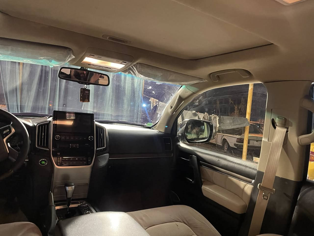 تۆیۆتا لاندکرۆز وەنەوشە مۆدێل 2010  هەشت پستۆن کامل کراوە بە 2021
سەیارەکە بێ ڕەقەمی دوبەیە مەنەفێستی ئەسڵیو رەقەمی دوبەی لەگەڵە برانەوە مووس بەشورت
سەیارەکە کامل بۆیاخە شوختی پێوە نییە زۆر تازەو جوانە 
فول مواسەفاتە مەکینەی  نەکراوەتەوە بەشەرت گێری نەکراوەتەوە
یەک دینار مەسرەفی تیانییە  سەیارەکە لەرەسمەکان جوانترە 
نرخ  185 گەڵاو مەعامەلە بۆ زانیاری زیاتر پەیوەندی بکەن 
***********
