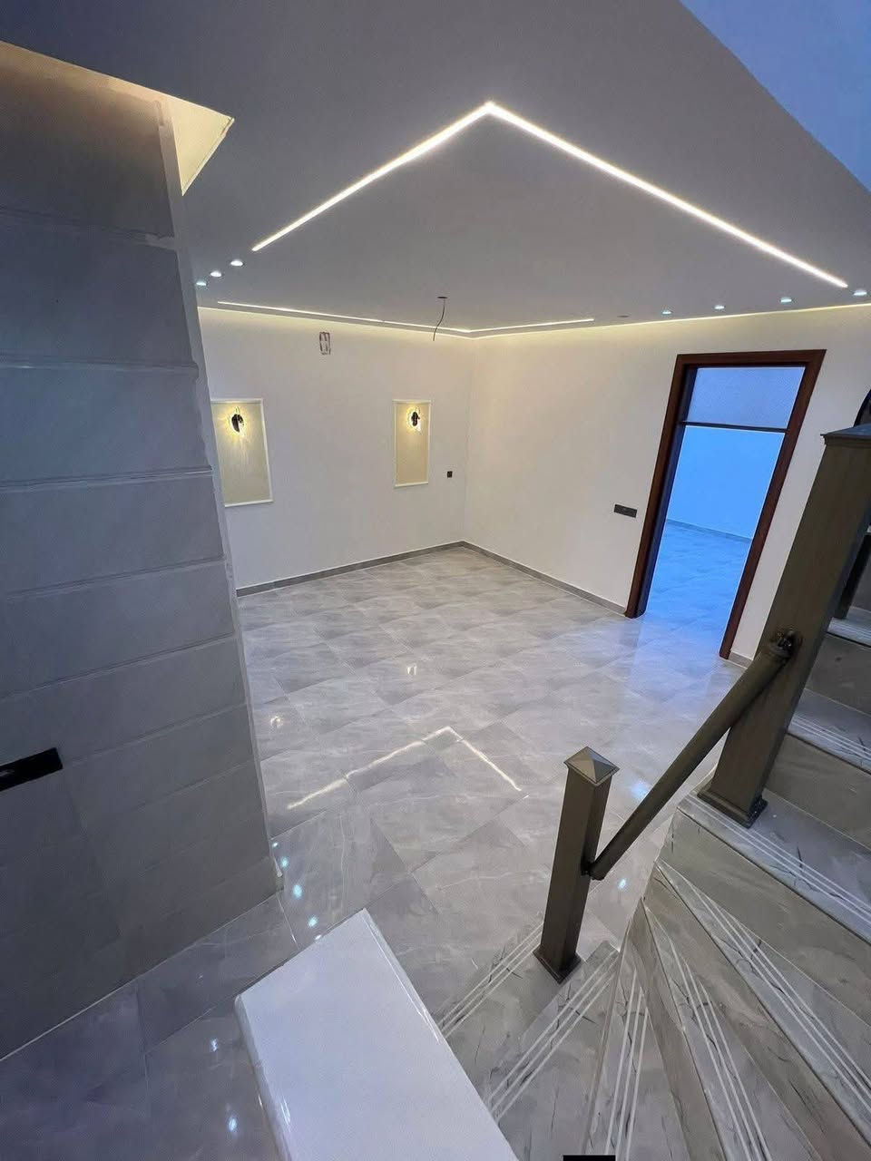 بسم الله ماشاء الله
🏠#دار_للبيع   100متر واجهيه 6متر نزال 16.76متر
 بناء طابق ونص  حديث ✨️
يحتوي البيت ع[2غرف نوم -استقبال -صحيات - صالة- ومطبخ] البيت شغل درجة اولى ✨️

⬅️مع الخدمات[ماي-كهرباء-تبليط]✨️

🔴ملاحضه البيت جاهز للسكن 🔑

⬅️نوع العقار  طابو زراعي سند 25 اقرار محكمه 

⬅️العنوان #بغداد_الدوره_البوعيثه   
       مجمع السلطان الثالث 
🔴للاستفسار  خاص او الاتصال ع  الرقم 
☎️***********
☎️***********
