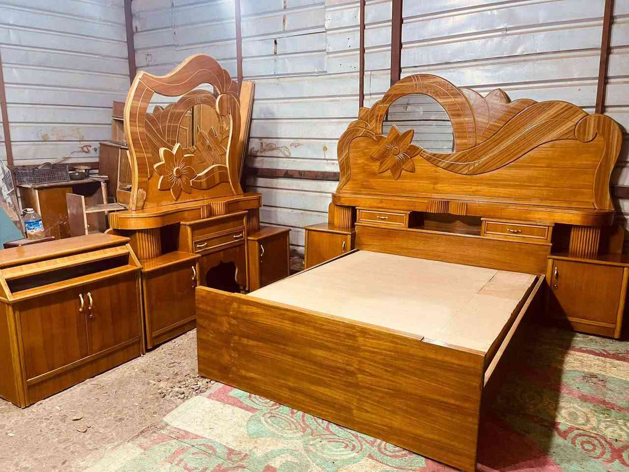 غرفه اخشاب للبيع خمس ابواب ملحق نضيف صاج داخل وخارج شغلل تزكام ضهر جرجوبه زاويه كنتوريه السعر 650الاتصال على الرقم *********** بغداد متواجد واتساب وعندي توصيل بكروه
