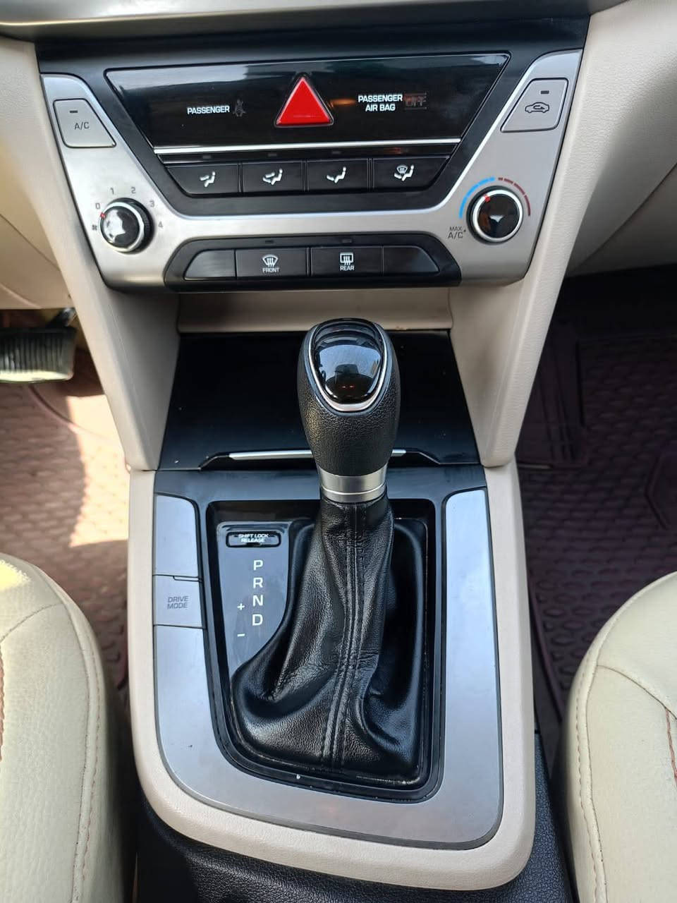 بيع مستعجل لان محتاج 
بس الي يدور زيرو يتصل ‏‪0780 649 5672‬‏
النترا ١٧ 
اخت الزيرو ماشيه ٣٨ فقط جديده جدا 
محرك ٢٠٠٠ دوش بعده بلزكات الشركه
وارد أمريكي بنيد فقط بدون داواخل
مكان السياره الشطره 
سياره جديده  كفاله من الطخات والشخوط
سياره كلها كبس شركه بلاد 
مكانها قضاء الشطره الشطره, ذي قار
