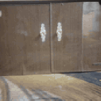 عندي تلفزيون انتيكا قديم مكاني بغداد مدينه الصدر للاتصال 07707883877