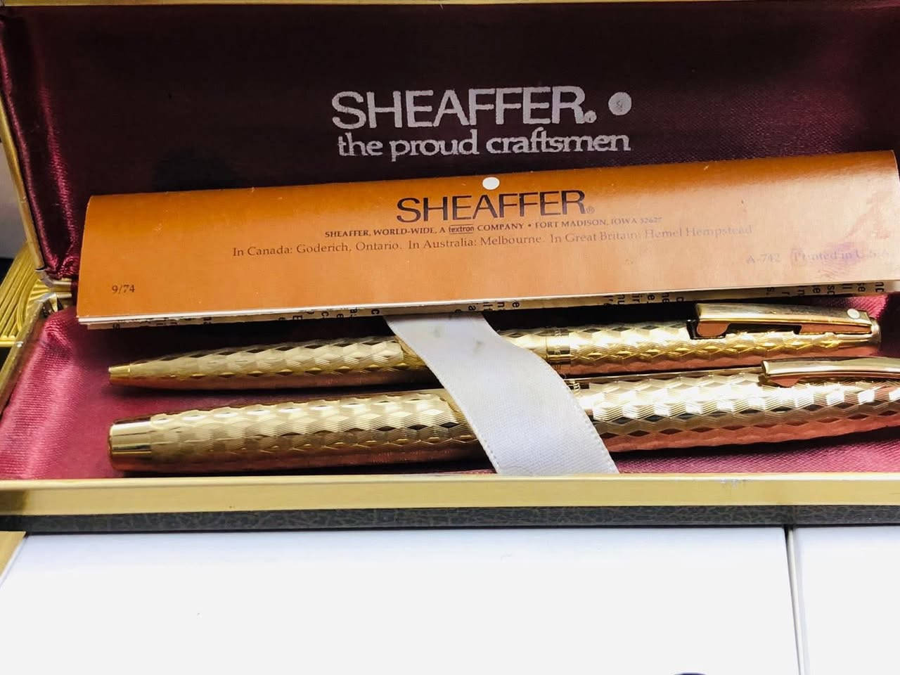 سيت أقلام شيفر ( Sheaffer) إمبريال  
أمريكي اصلي انتاج السبعينات  
ريشة ذهب خالص عيار ١٤ 
نقشه مميزة  مع تغليف الذهب  
حبر - جاف - الحجم M 
لوك غير مستعمل 
مع العلبه الأصلية والكتلوك   
للاتصال ***********
