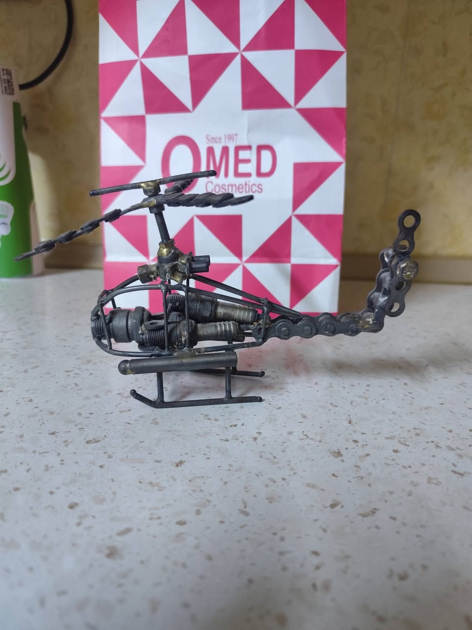 مجسم  يدوي مصنوع من خردة مواد معدنية معاد تدويرها مثل البراغي، الصواميل، والأسلاك، وهو مصمم على شكل مروحية قطعة ديكور أو تحفة فنية للمكاتب والرفوف. سعر ٢٥ قفل والتوصيل ٥ الاف


**إذا كنت صاحب هذا الإعلان وتريد حذفه لأي سبب، رجاءا أرسل رسالة إلى الدعم الفني**