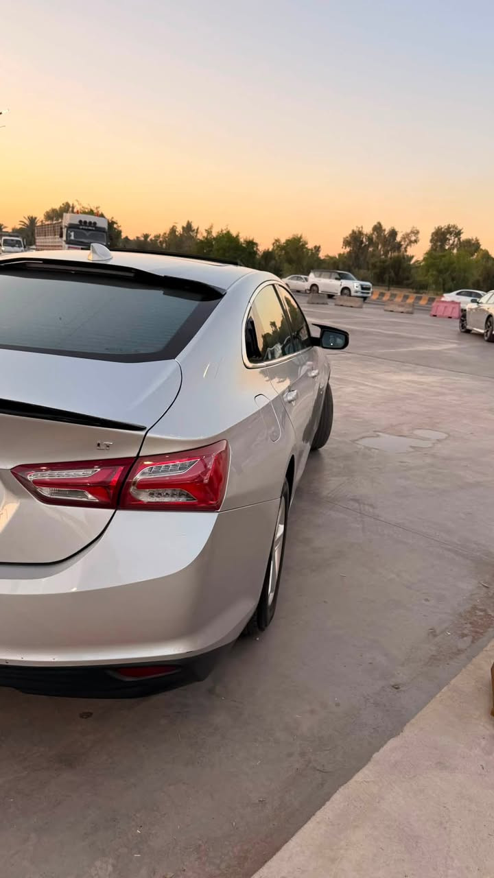 سلام عليكم
ماليبو 2022 Lt  المواصفات
بانوراما تشغيل عن بعد تبريد قطعتين مناخي منفصل عن السايق والصدر تدفئه كشنات كشن السايق كهربائي وباقي المواصفات المعروفه
حادثها مرفق بالصور تبديل وصبغ جاملغ صفحه السايق والبنيد والجاملغ الصدر بارد السيارة
رقمها بغداد شبه مميز حلو  باسمي
اخوان السياره جديده ومهتم بيها بانزين كله محسن دهن امزويل ابدله قبل وقته ومبدل دهن كير بالكامل امزويل يعني بالك مرتاح وكلشي ممبدل بيها راديترات بلاديه غاز تبريد كل شي بالسياره بعده على البلاد حتى صدر سياره رجاءا لحد يقارنها بالراكضات  سعرها 130 وبيها مجال
***********

