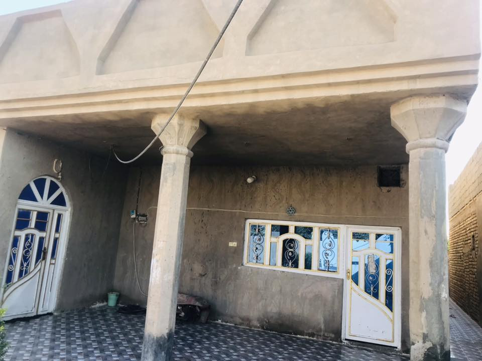 بيت للبيع الكوت / حي الحكيم الاولى شارع الميناء جهة الشط يبعد عن شارع العام ٦٠٠ متر يقع بين شارع الميناء والحولي الجديد بمسافة ٣٢ متر ، مساحة البيت ٢٩٥ متر واجهة ١٣ ونزال ٢٢،٥ عقد زراعي ٢٥ باسمي بناء ٢٠١٢ اي استفسار اخر  الاتصال على رقم الهاتف ***********
