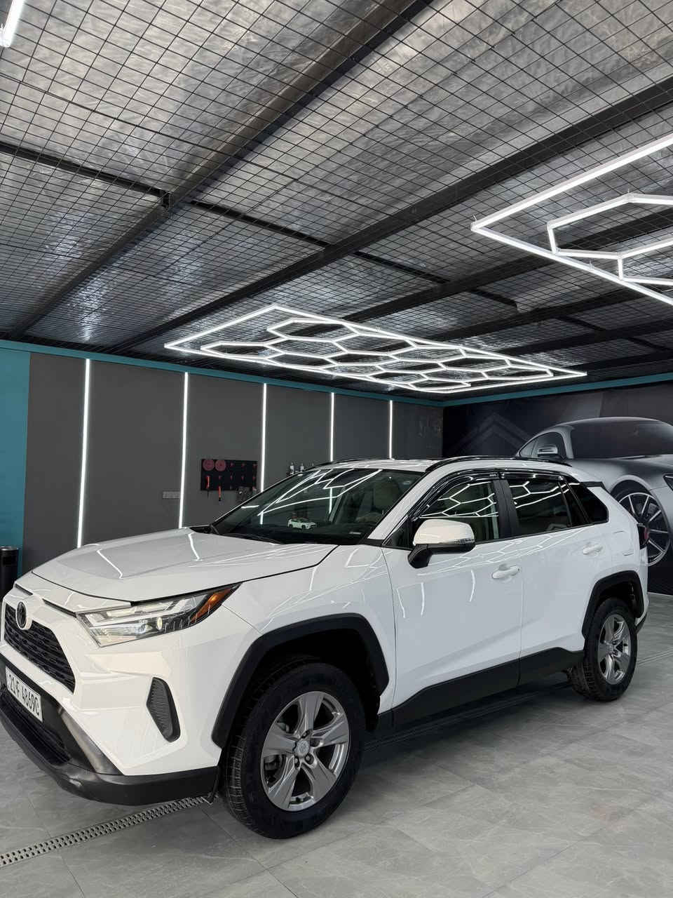 تويتا راف فور 
موديل 2024 
مواصفات فول XLE AWD
عداد إلكتروني 
شاشه كبيره كار بلي 
رادار جانبي 
رادار امامي 
كاميره 
سلايد 
تحكمات استيرن 
كشنات كهربائي 
صندوق شفط كهربائي 
تشغيل عن بعد 
بصمه
لايتات ليد بيلاد زينون
سياره بيها بعد هواي مواصفات
سياره قطره صبغ ما بيها فقط بيها اربع مكانات بارد
بيها شواصي امامي خلفي  
بدون أرباك سياره كلها بلاد 
رقم شاصي ناشرها بل صور موجود حتى سونار ناشره 
ماشيه 16 الف سياره 
رقم سنويه كلها جديد باسمي شرط تحويل وكاله غرامه كلشي شرط 
گير محرك كلها كلها شرط ما ملعوب 
مكان سياره كركوك 
سعرها 238 وبيها  مجال بسيط 
***********
