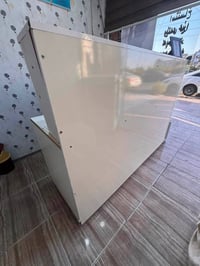 ميزى مصور بو شوينى كيس و كومبيوته رو ئه داواتى وينه گر نزيكه ى دوو مه ...
