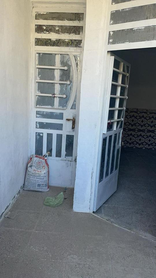 السلام عليكم بيت للايجار قرب صالون ام بنين (بالفرع ) يبعد عن الشارع العام ٥٠ متر يحتوي على غرفتين نوم واستقبال ومطبخ وصالة للاستفسار الاتصال ***********/***********
