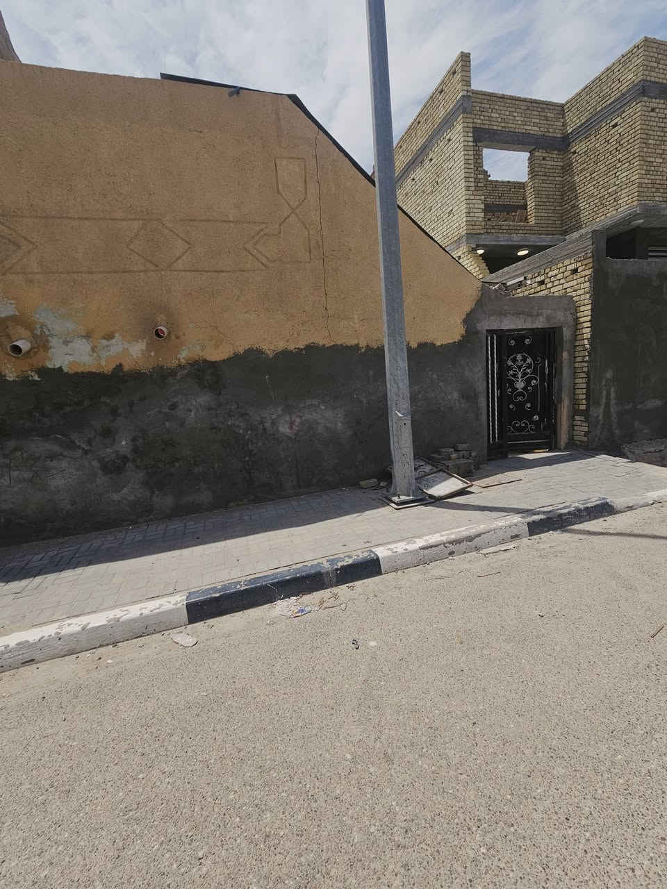 سلام عليكم بيت للأيجار منطقه الطوبة والنخيله منطقه هادئه وتبليط وخدمات
يحتوي على طابقين الارضي ٤ غرف وهول وحمام وتواليت وانتو بكرامه 
الطابق الثاني غرفه سندويج وبيه غرفه صغيره للاطفال 
سعر الأجار 500000
وبيه مجال


**إذا كنت صاحب هذا الإعلان وتريد حذفه لأي سبب، رجاءا أرسل رسالة إلى الدعم الفني**
