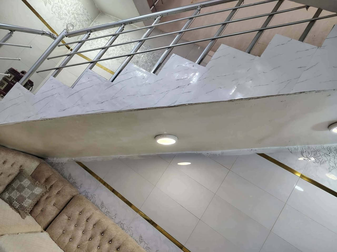 دار للبيع المساحه 100م الواجهة 5م والنزال 20م بناء حديث سند 25بأسمي العنوان خلف بانزين خانة مرجان للاستفسار ***********
