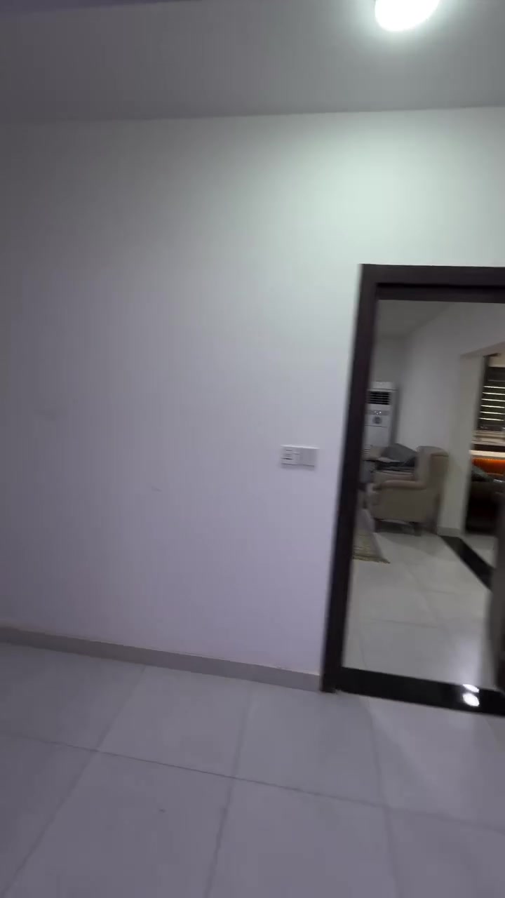 شقة مؤثثة للإيجار – مجمع دار السلام السكني

📍 الموقع: مجمع دار السلام السكني
📐 المساحة: 205 م²
🛏️ 3 غرف نوم
🛋️ صالة واسعة
🍽️ مطبخ
🚿 حمامات
🏢 الطابق: 11
🪑 الشقة مؤثثة بالكامل وجاهزة للسكن.

💰 الإيجار الشهري: 1,800,000 دينار عراقي.

💡 **عندك عقار تريد تبيعه أو تأجره؟** تواصل ويانه وإحنا نتكفل بالباقي!
📞 **للتفاصيل والاستفسار:**
 * ***********
 * ***********
 * ***********
