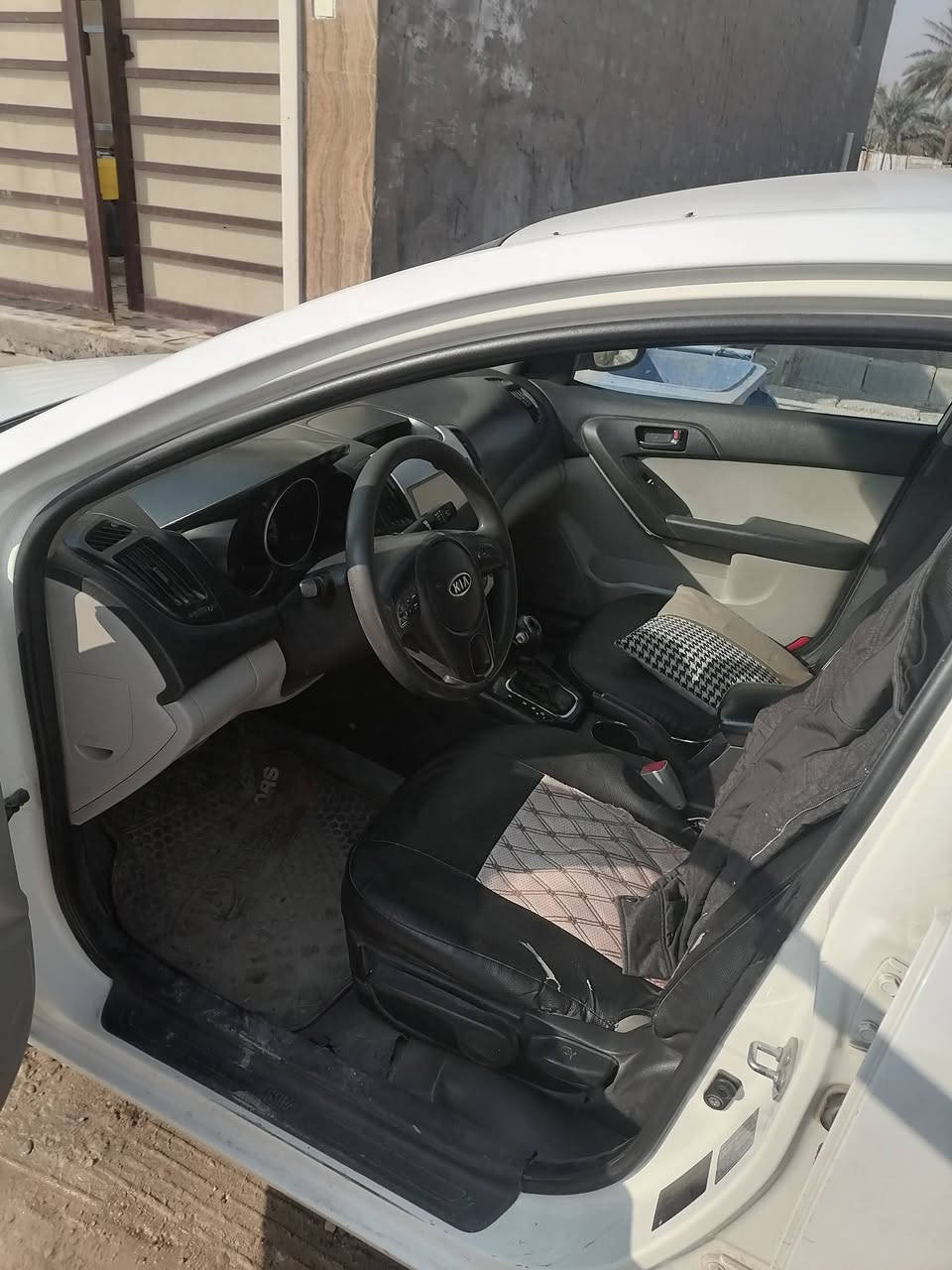 السلام عليكم
سيراتو خليجي ١٦٠٠ دوش ٢٠١٣
رقم بغداد باسمي رقم انكليزي تحويل ثاني يوم
سيارة مثل ما موضح بالصور مابيها حادث بس بيها خدوش شوية السعر ١٠٣ وبيها مجال حك الجية
الدورة البوعيثة
***********
