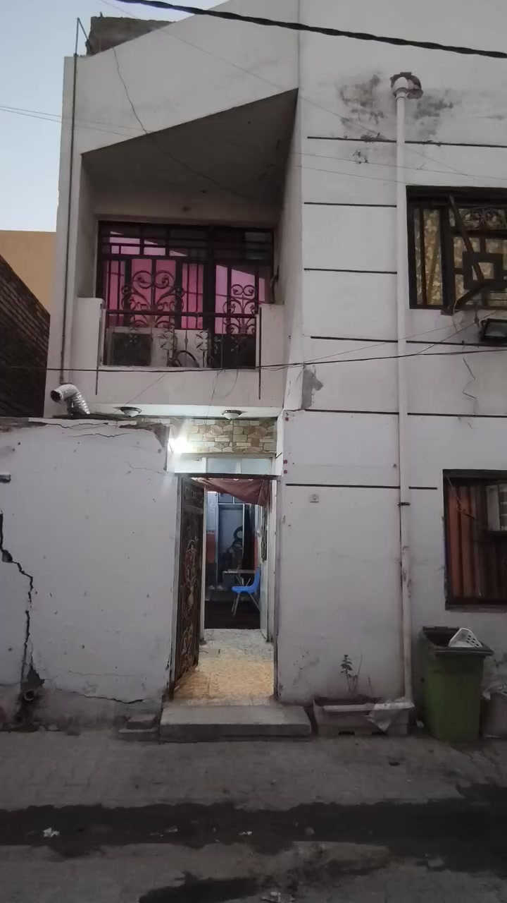 عروض حازم العمشاني للعقار للبيع
نص قطعه اماميه مسلح نضيف جدا
مكان مدينة الصدر قطاع 39على الفلاح 
يتكون من ستقبال وصاله ومطبخ ومنور وغرفه نوم وحمام وتواليت والطابق الثاني غرفتين نوم وحمام وتواليت سعر110وبي مجال رقم ***********
مراجت مكتب حازم العمشاني للعقار
