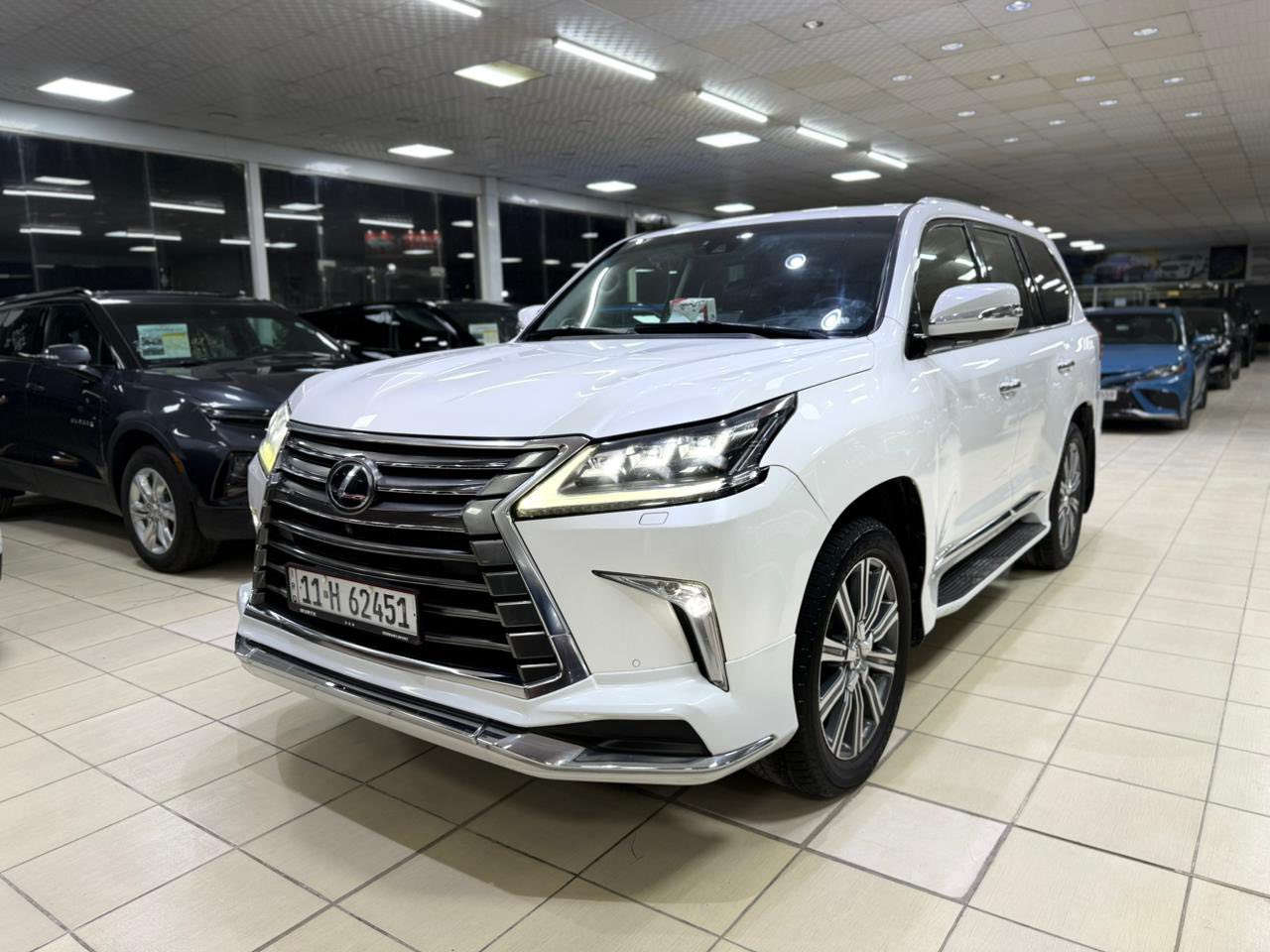 للبيع اللبيع 
لكزس LX570 (2017) 
الموديل : سبورت بلس
 رقم بغدادبسمي
السيارة جديدة ونظيفة وبعدها بالجيس كفاله 
 بصماته اثنين + كارت ضمان

 داخلية أحمر مميز ومرغوب
 كشنات جلد كهرباء مع تدفئة وتبريد
 كشنات خلفية كهرباء + جنطة كهرباء
 حساسات أمامية وخلفية + سلايت
تشغيل عن بعد + 5 كاميرات + جكات
 ستيرن كهرباء + تحكم ستيرن
 مرايات كهرباء مع قلاب عند الرجوع
شاشات بالكشنات + شاشة أمامية
 كشنات خزن ميموري + أنظمة قيادة
 ثلاجة + شاحن لاسلكي + منافذ USB
 رادارات أمامية وخلفية وجانبية
تحديد مسار + دفع رباعي 4x4
 محرك V8 سعة 5.7 لتر )
السعر: 680
مكان تواجد السيارة: النجف 
رقم صاحب السيارة: ***********
