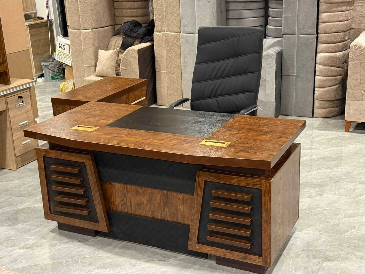 معرض صلاح آلدين للأثاث المنزلي للجمله والمفرد 
وصول ميز مكتب رئاسي تركي قياس 160 سنتيم مع ملحق 80 سنتيم وجه جلد شي مرتب وراقي جدا 
#زورونا_تجدون_مايسركم🚶🏻‍♂️
***********
#الفرع_الاول
تكريت الزهور مقابل كليه تربيه البنآت مجاور تانكي المآء قرب غصن الزيتون
#الفرع_الثاني
تكريت الزهور مقابل مدرسة خالد بن وليد قرب تربيه البنآت
