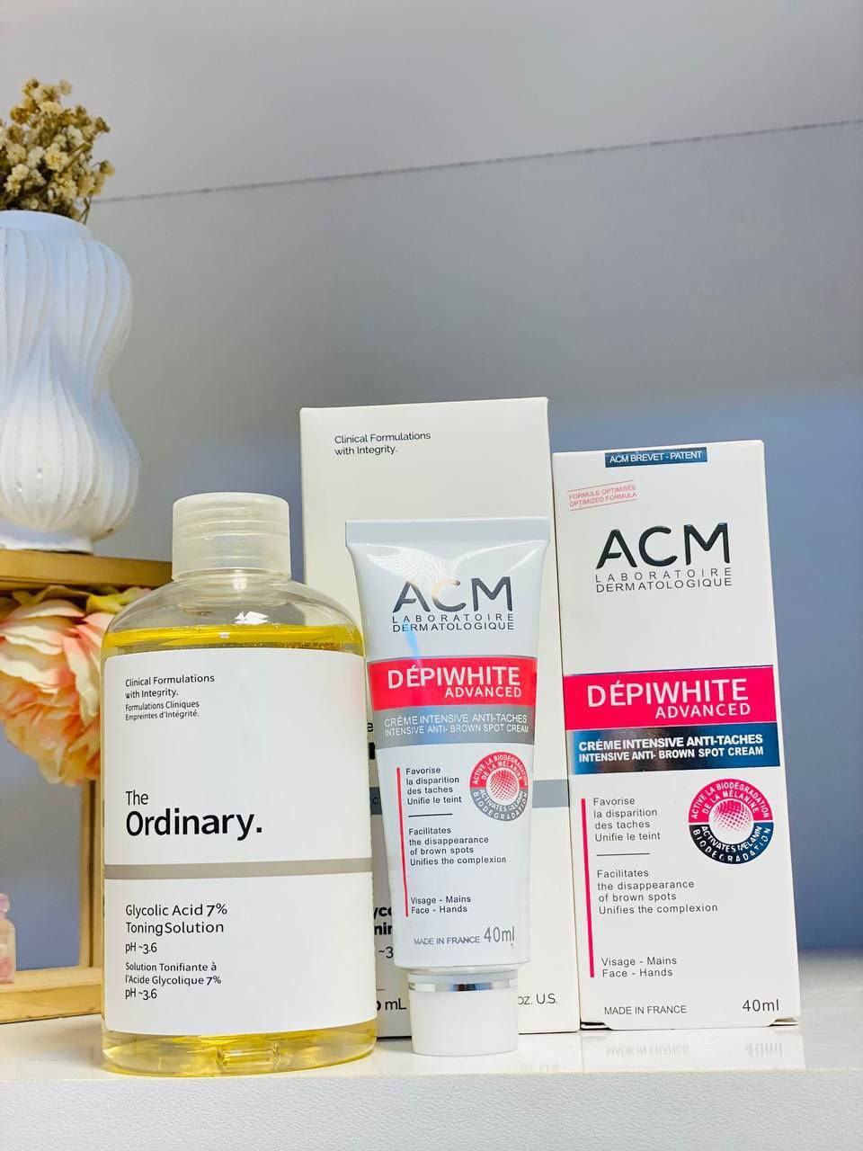 عرض التصبغات🎊 والاسمرار وسواد الجلد حصريا يم  سنتر فيولين 📒📒
📒كريم ديبي وايت أدفانسد من مختبرات ACM الفرنسية هو الحل المثالي لتفتيح البشرة وتقليل التصبغات والبقع الداكنة  يتميز بتركيبة قوية مختارة بعناية تعمل على تقليل إنتاج الميلانين وتفتيح المناطق الداكنة  كما يساعد على توحيد لون البشرة واستعادة نضارتها  يمكن استخدامه على الوجه واليدين بفضل تركيبته الخفيفة والسريعة الامتصاص التي لا تترك أثراً دهنياً  مناسب للاستخدام اليومي ومثالي للبشرة الحساسة 🧴

📒تونر اوردنري  جلايكولك اسد
‏Glycolic acid 7% Toning' The Ordinary تونر يحتوى على جليكوليك اسيد من أهم أحماض المغذية للبشرة

يعمل على: 
تقشير البشرة برقة شديدة ولطف وبشكل غير ملحوظ إزالة الجلد الميت 
تحسين مظهر الخطوط والتجاعيد 
وتحفيز الكولاجين محاربة الحبوب فوق الجلد وتحت الجلد بشكل فعال 
تفتيح و توحيد لون البشرة تصغير حجم المسام 

مع قطن هدية وية العرض


**إذا كنت صاحب هذا الإعلان وتريد حذفه لأي سبب، رجاءا أرسل رسالة إلى الدعم الفني**