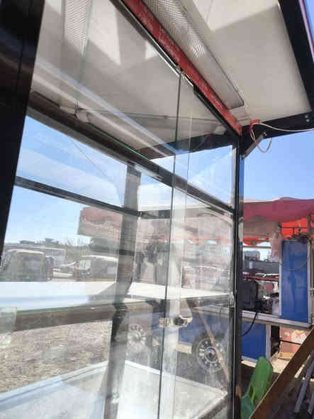 باترينة او عارضة زجاجية متحركة جديدة
طول60 / الارتفاع 2 متر/ والعرض 1 متر 
تحتوي ع 4 رفوف زجاجيه  
وتحتوي ع تخزين 2 رف 
جميع الابواب تحتوي قفل 
صاله 15 من كامله 
مشتغل بيه فقط 4 ايام 
للتواصل رقم الواتساب :- ***********
مكاني الحرية
